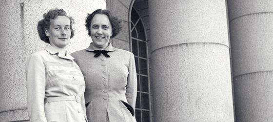 Hertta Kuusinen ja Anna-Liisa Tiekso-Isaksson eduskuntatalon portailla 1950-luvulla.