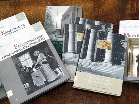 Lisää tietoa Eduskuntaa käsittelevistä teoksista.