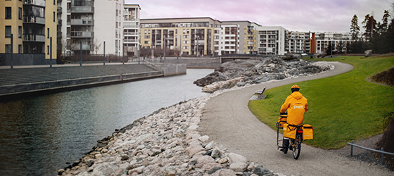 Pyöräilevä postinjakaja.