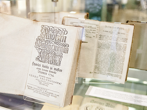 Lisää tietoa Lakikirja-näyttelystä.