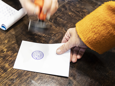 Lue lisää vaaleista ja äänestämisestä.