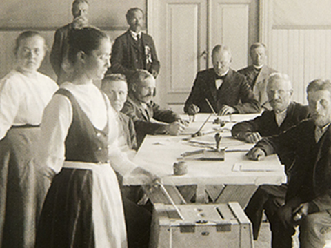 Lisää tietoa naisten äänioikeus -tietopaketista.