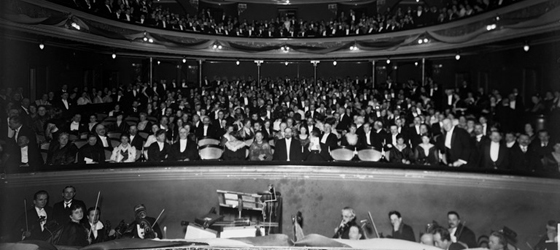 ​Kansalaisjuhla Kansallisteatterissa 13.1.1918 Suomen itsenäisyyden tunnustamisen johdosta. Eturivissä ulkovaltojen edustajat, senaatti ja eduskunnan porvarillisten ryhmien jäsenet.