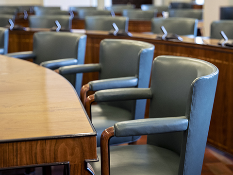 Lisää tietoa Kansanedustajien palkkioiden kehitys -tietopaketista.