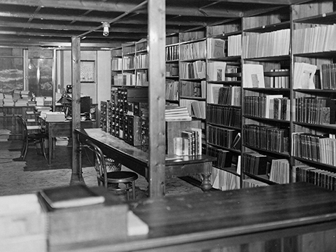 Lue lisää kirjaston toiminnasta vuosien varrella.