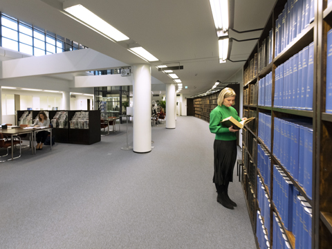 Lisää tietoa kirjaston kokoelmasta.