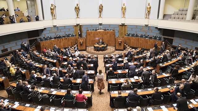 Kansanedustajat täysistuntosalissa.