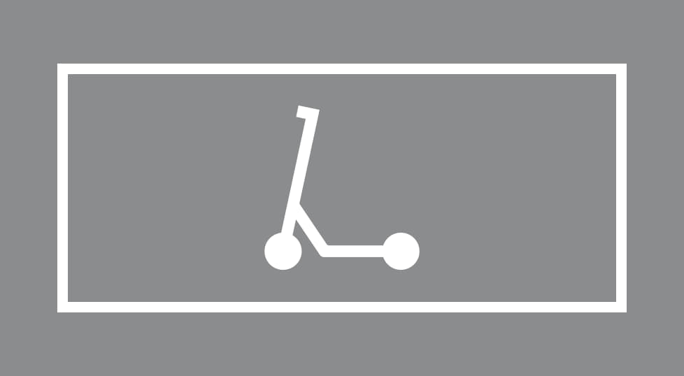 Harmaalla pohjalla, jossa valkoiset reunat, potkulauta.