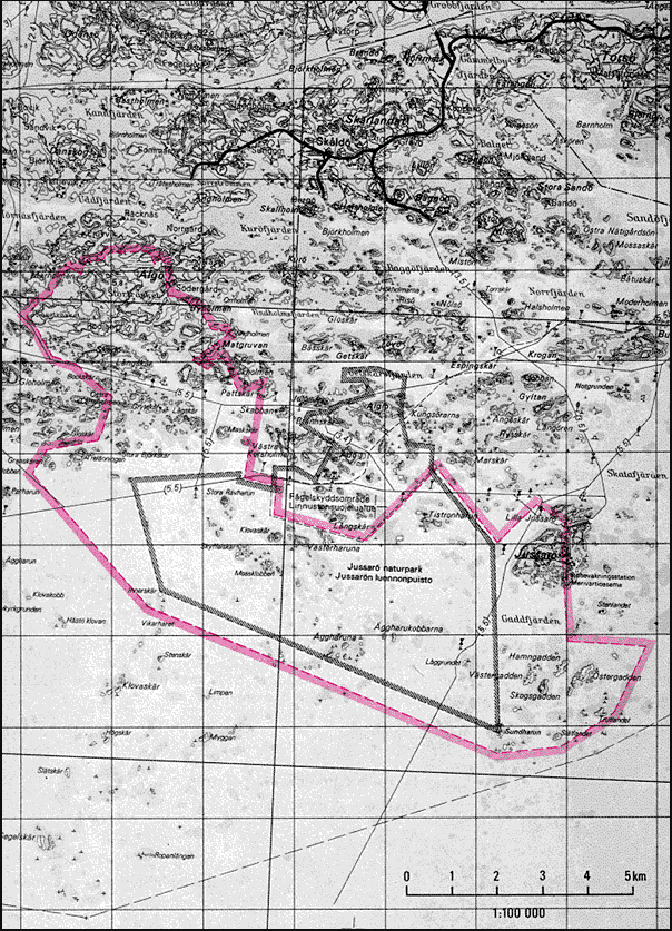 Mustavalkoisella maastokarttapohjalla on esitetty punaisella viivalla Tammisaaren saariston kansallispuiston alue. Kansallispuiston rajaus on yhtenäinen alue ja sisältää saaristo- ja merialuetta.