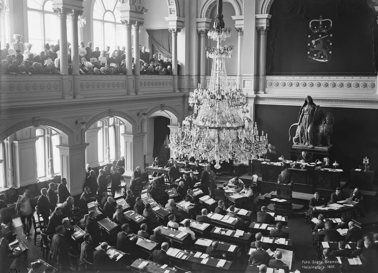 Den första enkammarlantdagens session i Brandkårshusets festsal, Hagasundsgatan 2.