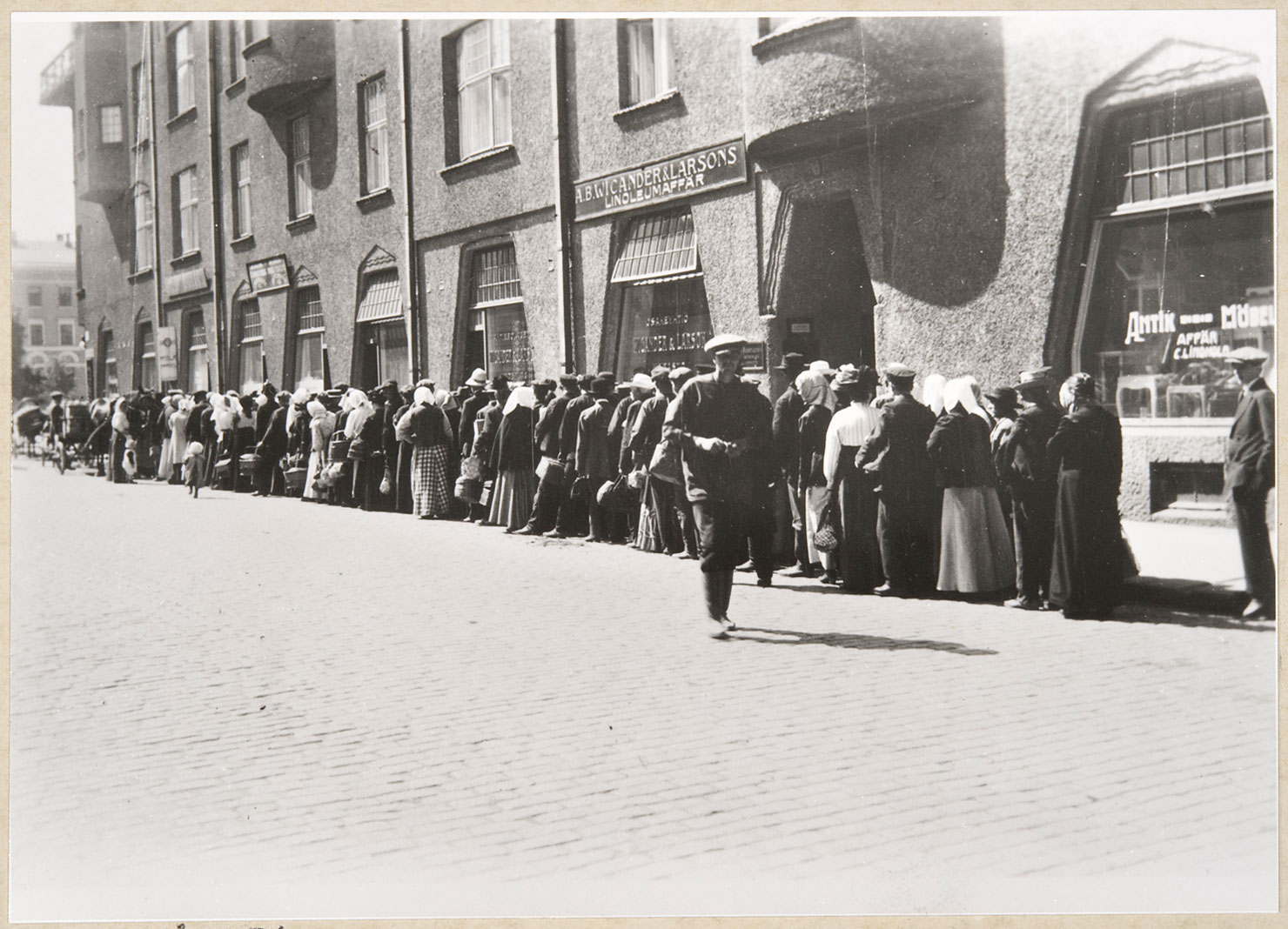 Brödkö på Fabiansgatan i Helsingfors under demonstrationerna våren 1917. Matbristen plågade i synnerhet stadsbefolkningen.