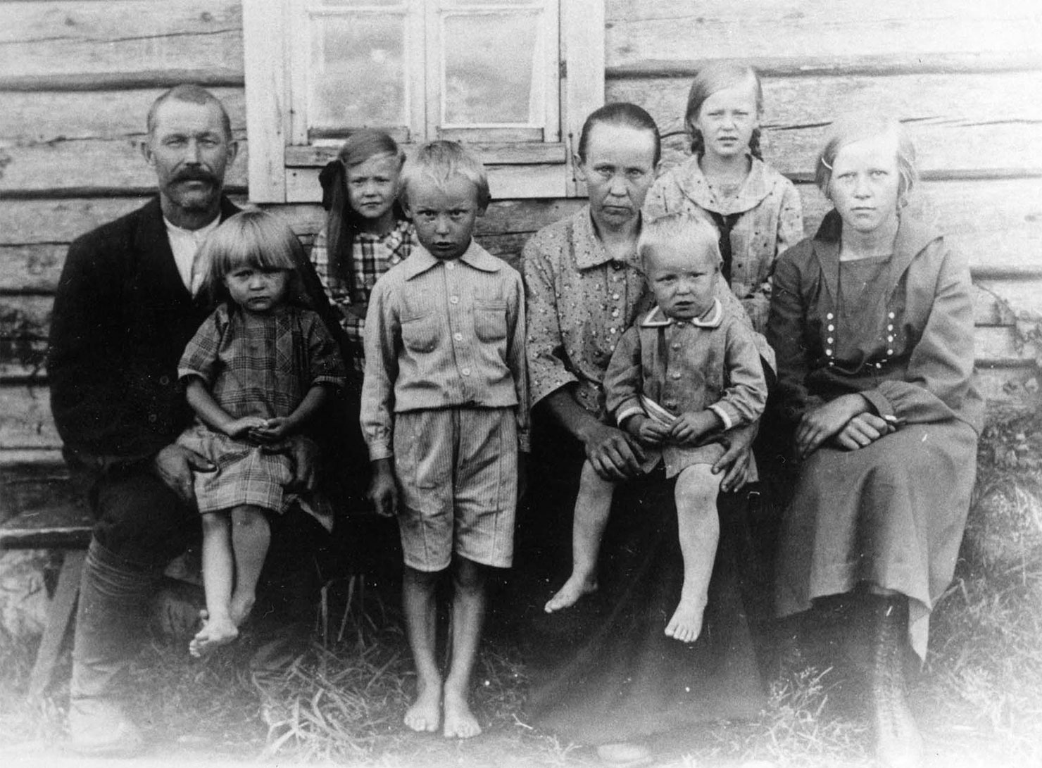 En torparfamilj från Norra Karelen framför sitt hem. Den 17 juli 1918 antog lantdagen torparlagen, som gav torparna rätt att lösa in sitt arrendeområde. Nästan 100 000 torpare och backstugusittare utnyttjade möjligheten, vilket bidrog till att ena folket efter inbördeskriget samt till den nationella enighet som syntes under andra världskriget.