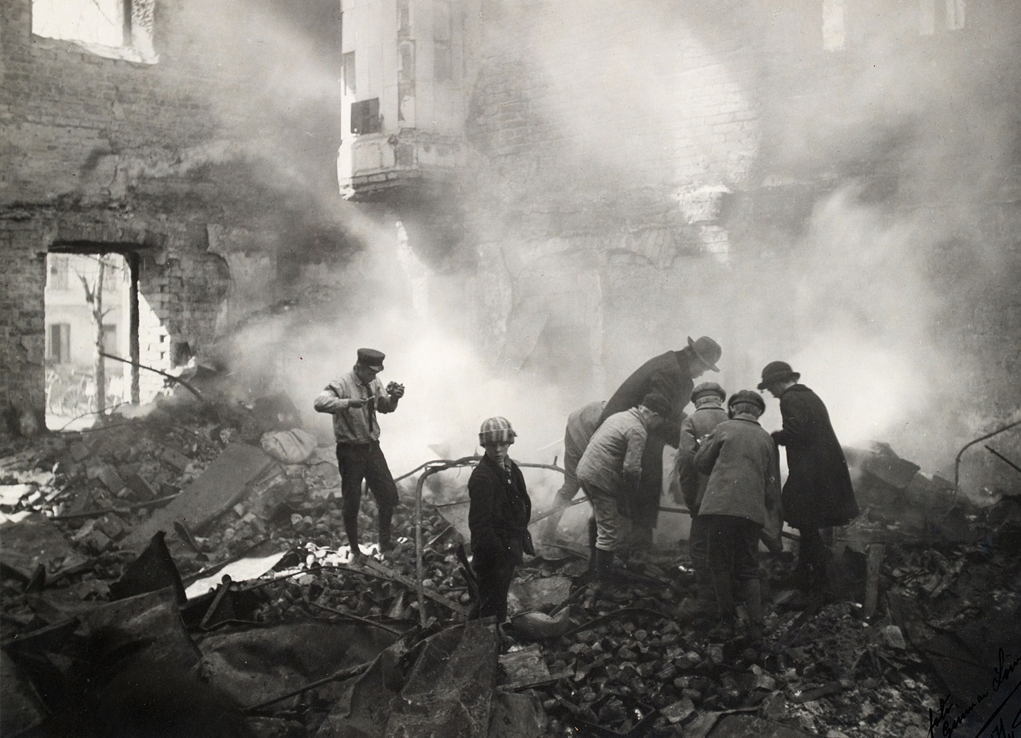 Förödelse efter inbördeskrigets strider i Helsingfors våren 1918.