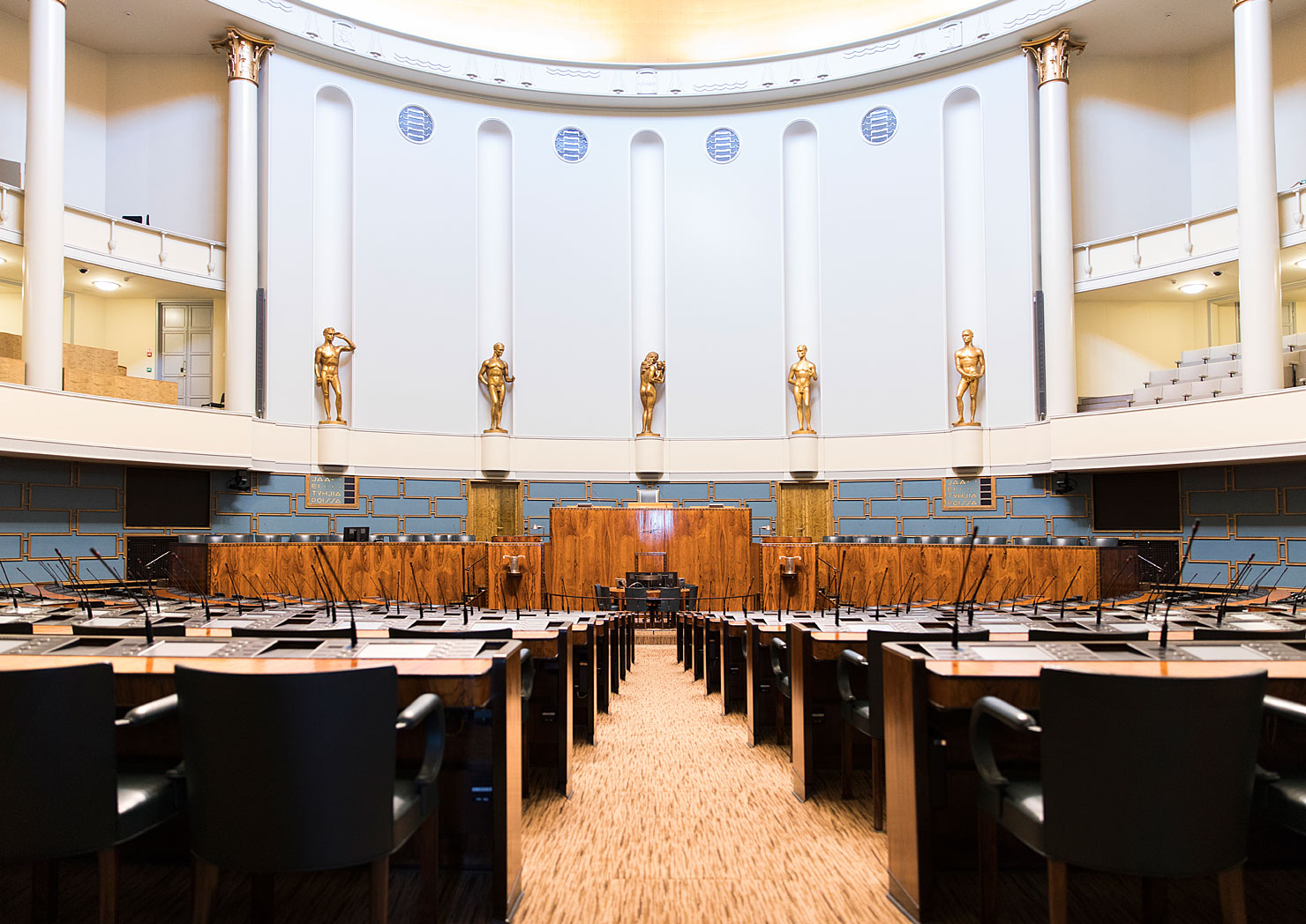 Eduskuntatalon rakennuttajat halusivat istuntosaliin suomalaisia arvoja ja ihanteita kuvaavat patsaat. Työnteko näkyy kahdessa Wäinö Aaltosen patsaassa ja muissa koulutus, usko sekä katse tulevaisuuteen. Meille suomalaisille nämä ovat edelleen tärkeitä arvoja.